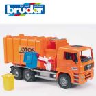 Man camion � ordures orange