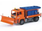 Man camion avec chasse-neige et sableuse